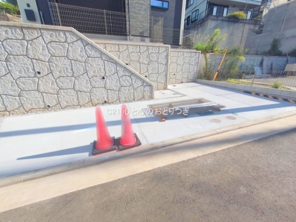 横浜市青葉区荏子田1丁目3期 新築分譲住宅 2号棟(前面道路含む現地写真)