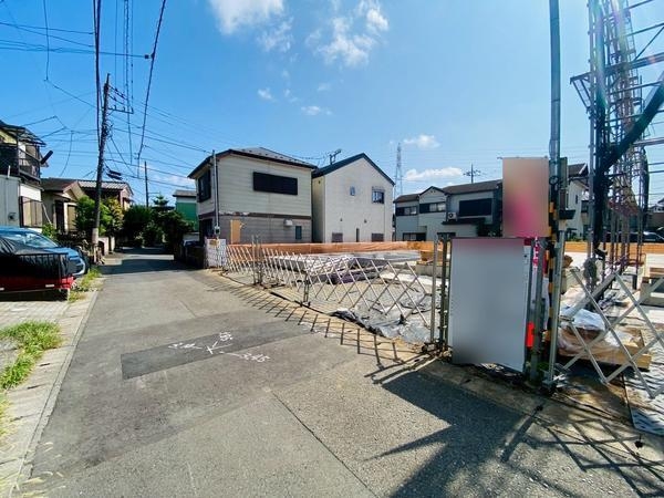 綾瀬市深谷上5丁目 新築戸建 全3棟 B棟(前面道路含む現地写真)