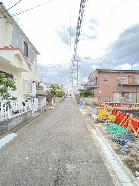 横浜市瀬谷区宮沢2丁目 新築戸建 全3棟 2号棟(前面道路含む現地写真)