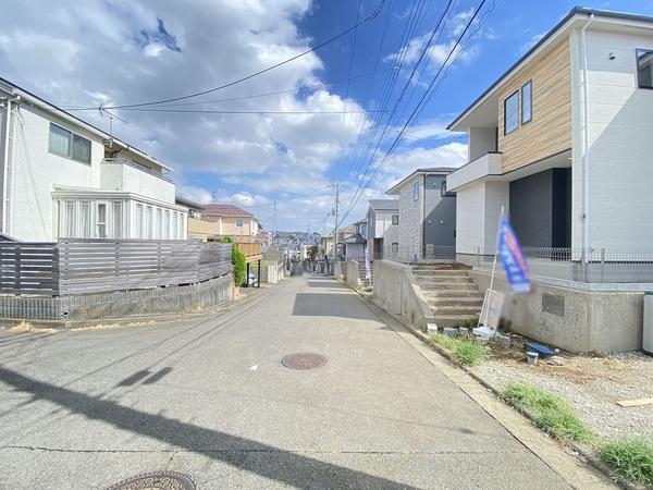 横浜市瀬谷区阿久和西2丁目 新築戸建 全3棟 1号棟(前面道路含む現地写真)