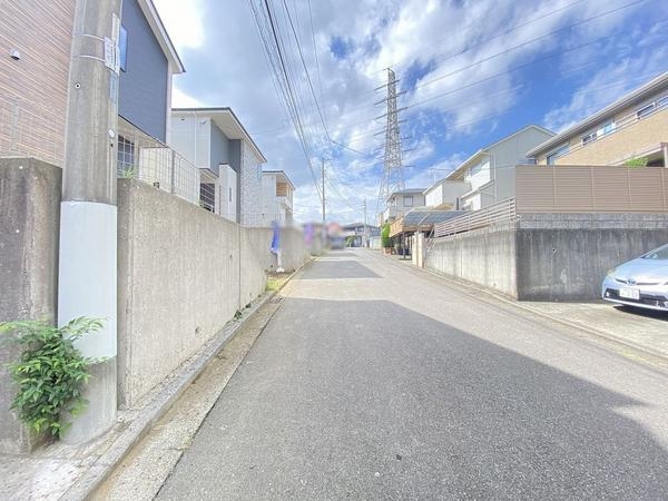 横浜市瀬谷区阿久和西2丁目 新築戸建 全3棟 2号棟(前面道路含む現地写真)