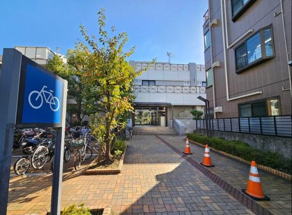 秀和第二自由が丘レジデンス(目黒区立緑が丘図書館)