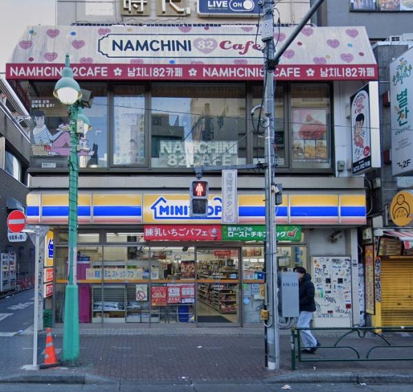 グランドヒルズA(ミニストップ新大久保駅東口店)