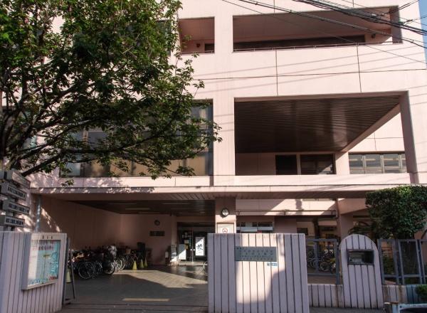 ロイヤルシーズン新宿柏木(新宿区立北新宿図書館)