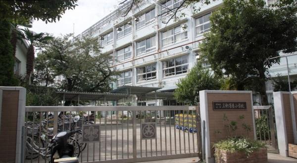 世田谷区三軒茶屋２丁目の中古一戸建て(世田谷区立三軒茶屋小学校)