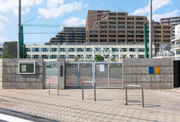 世田谷区祖師谷６丁目の新築一戸建(世田谷区立塚戸小学校)