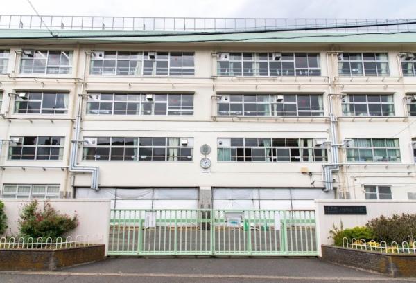 世田谷区給田４丁目の中古一戸建て(世田谷区立上祖師谷中学校)