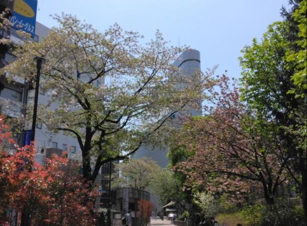 コンポーゼ池袋(池袋駅前公園)