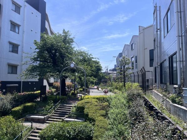 グランパーク代田橋(玉川上水公園（ゆずり橋付近）)
