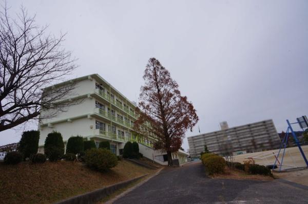 岩成台西団地510号棟(岩成台西小学校)