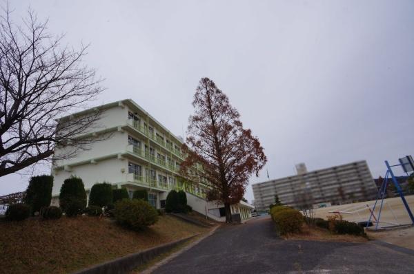岩成台西団地５１３号棟(岩成台西小学校)
