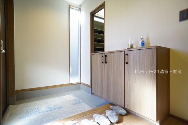 北名古屋市六ツ師宮西の中古一戸建て(玄関)