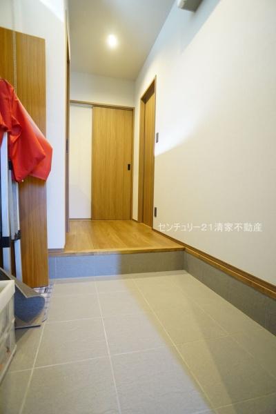 北名古屋市六ツ師宮西の中古一戸建て(玄関)