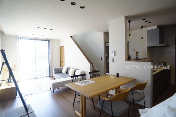 北名古屋市六ツ師宮西の中古一戸建て(リビング)