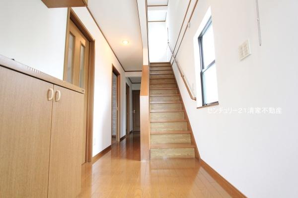 瀬戸市山の田町の中古一戸建て(玄関)