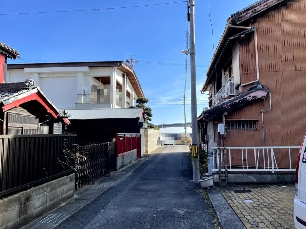蒲郡市形原町三浦町の中古一戸建て(前面道路含む現地写真)
