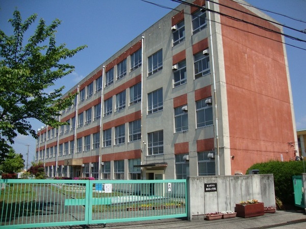 名古屋市名東区極楽３丁目の中古一戸建て(名古屋市立極楽小学校)