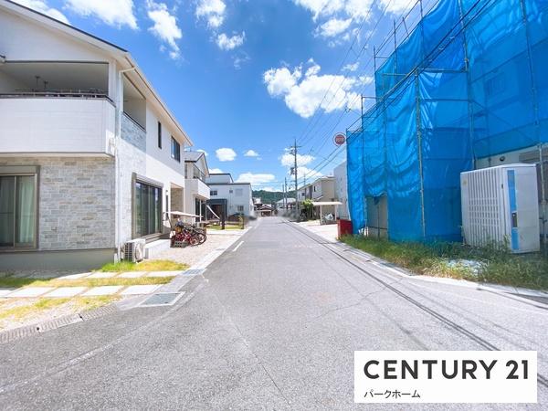 栗東市川辺の中古一戸建て(前面道路含む現地写真)