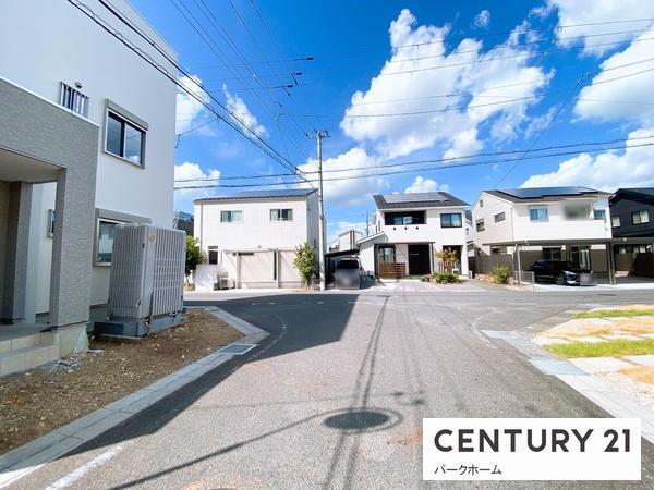 栗東市川辺の中古一戸建て(前面道路含む現地写真)