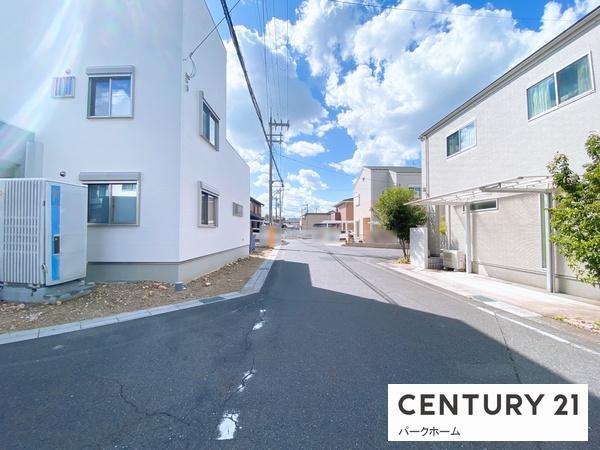 栗東市川辺の中古一戸建て(前面道路含む現地写真)