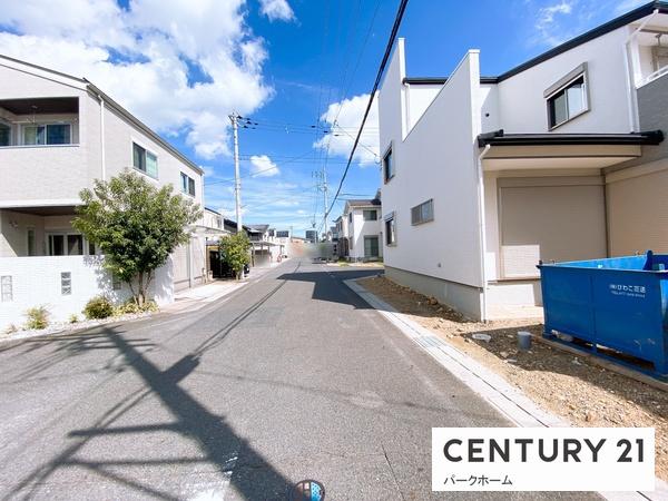 栗東市川辺の中古一戸建て(前面道路含む現地写真)