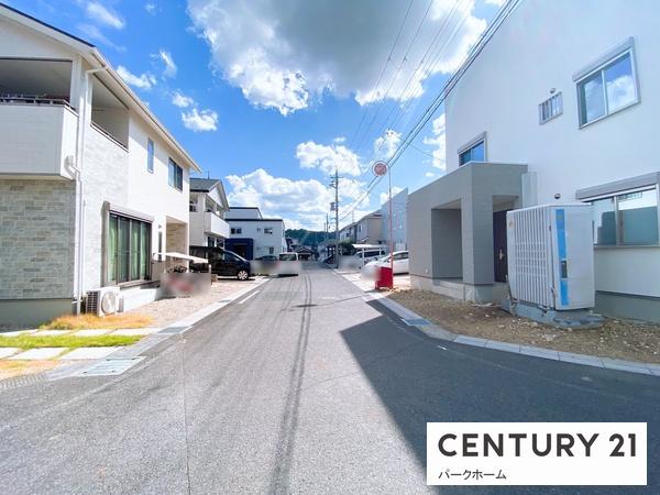 栗東市川辺の中古一戸建て(前面道路含む現地写真)