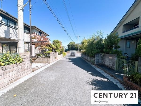 大津市池の里の中古一戸建て(前面道路含む現地写真)