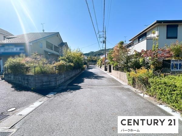 大津市池の里の中古一戸建て(前面道路含む現地写真)