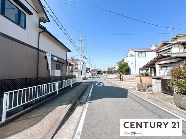 栗東市小平井3丁目の中古一戸建て(前面道路含む現地写真)