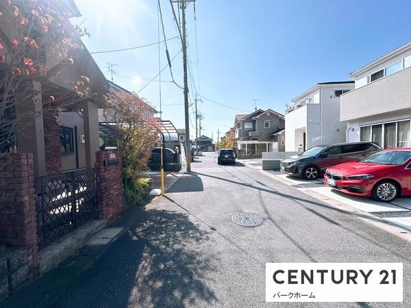 栗東市小平井3丁目の中古一戸建て(前面道路含む現地写真)