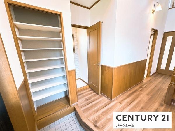 栗東市小平井3丁目の中古一戸建て(玄関)