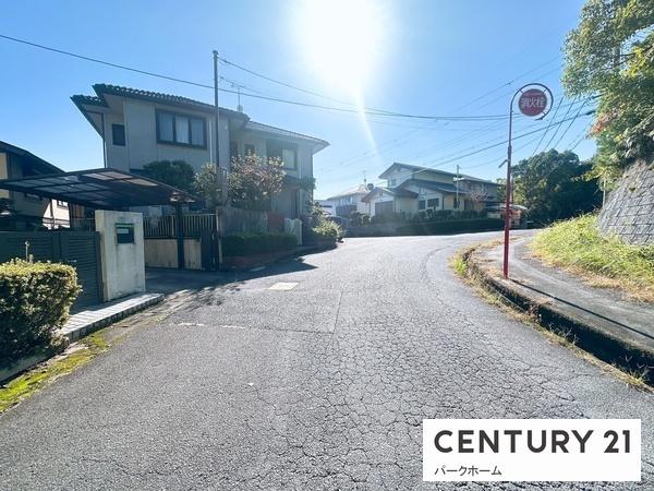 草津市桜ケ丘5丁目の中古一戸建て(前面道路含む現地写真)