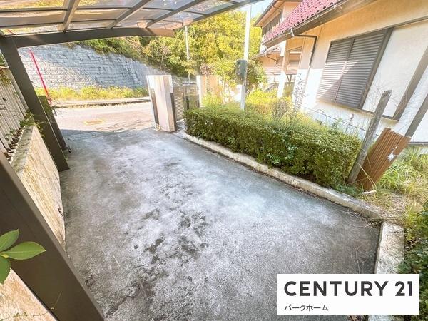 草津市桜ケ丘5丁目の中古一戸建て(駐車場)