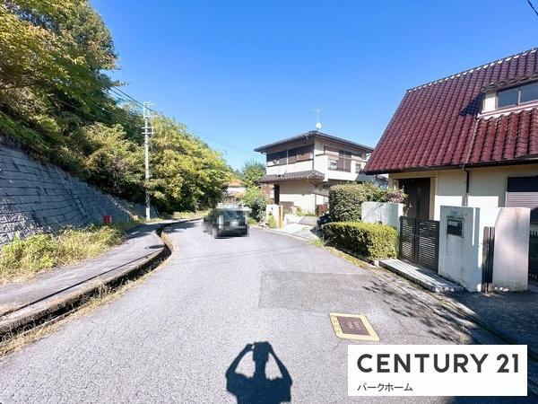 草津市桜ケ丘5丁目の中古一戸建て(前面道路含む現地写真)