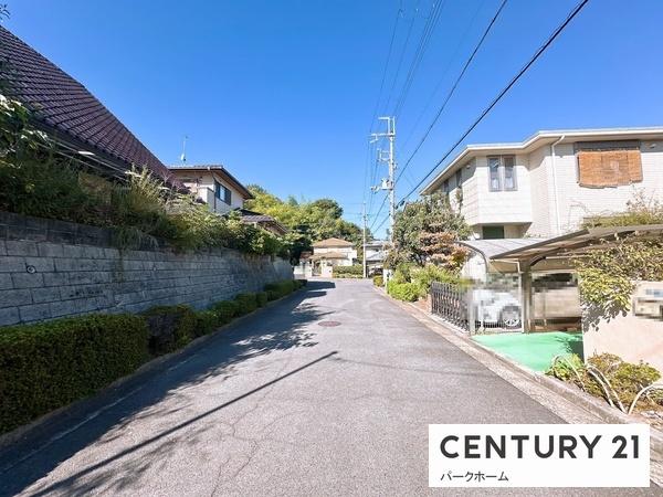 草津市桜ケ丘5丁目の中古一戸建て(前面道路含む現地写真)