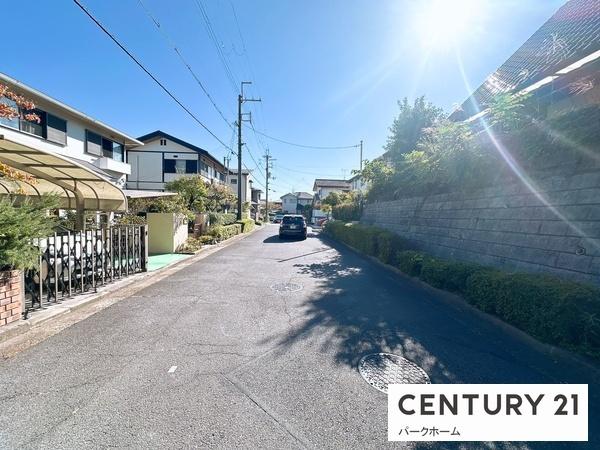 草津市桜ケ丘5丁目の中古一戸建て(前面道路含む現地写真)