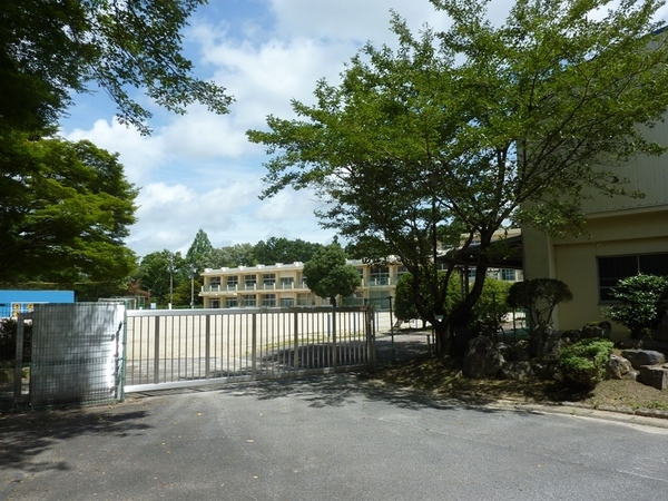 豊田市鵜ケ瀬町高瀬西峯の中古一戸建て(豊田市立九久平小学校)