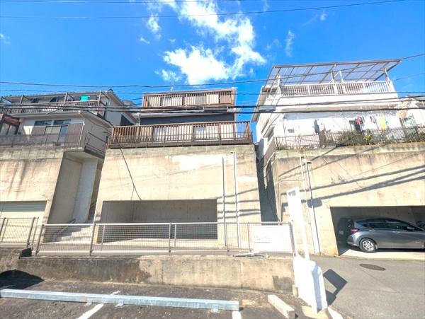 横浜市磯子区滝頭1丁目の中古一戸建て(前面道路含む現地写真)
