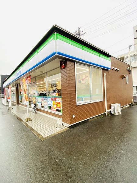 シャトレ愛松各務原(ファミリーマート各務原三ツ池二丁目店)