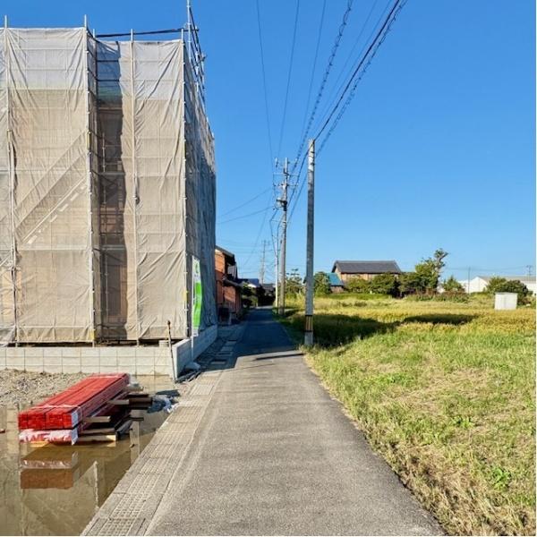 クレイドルガーデン 羽島市上中町長間第2 1号棟(前面道路含む現地写真)