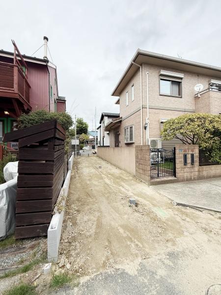 藤沢市羽鳥2丁目新築戸建全2棟2号棟(前面道路含む現地写真)
