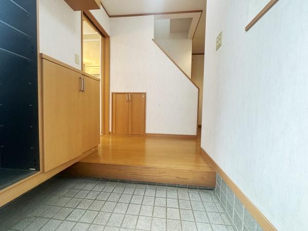 藤沢市亀井野の中古一戸建て(玄関)