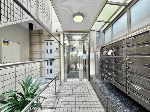 ラミアール鶯谷駅前