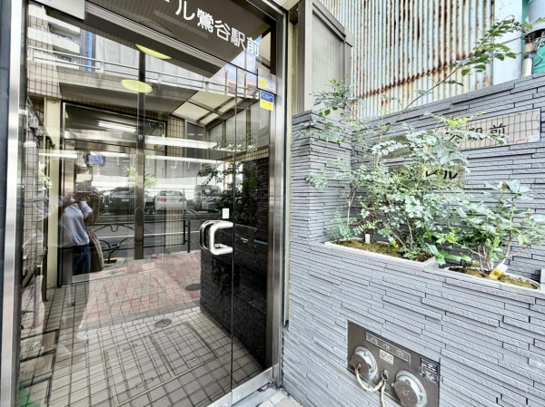 ラミアール鶯谷駅前
