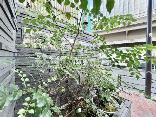 ラミアール鶯谷駅前