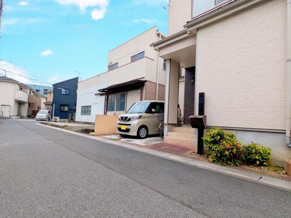 川口市大字東本郷の中古一戸建て(前面道路含む現地写真)