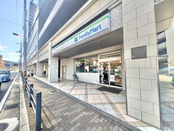 パデシオン六地蔵(ファミリーマート六地蔵駅前店)
