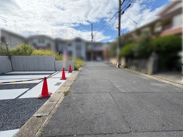 京都市伏見区日野岡西町の新築一戸建(前面道路含む現地写真)