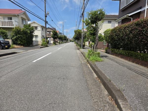 東金市日吉台5丁目の中古一戸建て(前面道路含む現地写真)