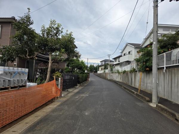 グラファーレ 佐倉市 石川4期 全2棟 1号棟(前面道路含む現地写真)